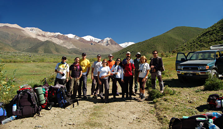Los integrantes de la Expedici&oacute;n Bicentenario en la Quebrada Las Pailas, momentos antes de iniciar la aproximaci&oacute;n al Nevado de Cachi, Salta. Foto: Christian Vitry
