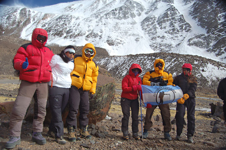 Integrantes de la expedici&oacute;n al Nevado de Cachi con la bandera de la Expedici&oacute;n Bicentenario, Anfiteatro Kuhn (5.200 mts.), Salta. Foto: Christian Vitry