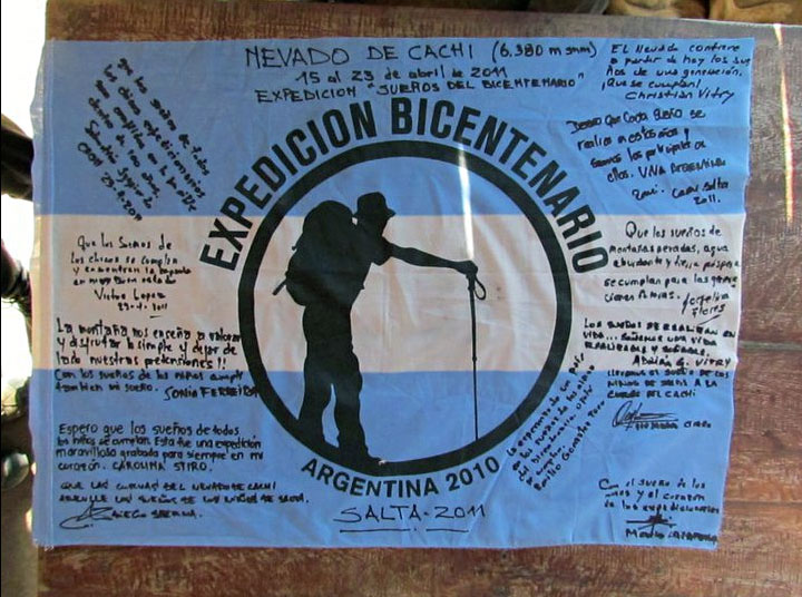 Bandera de la Expedici&oacute;n Bicentenario al Nevado de Cachi, firmada por los integrantes de la expedici&oacute;n, Salta. Foto: Christian Vitry