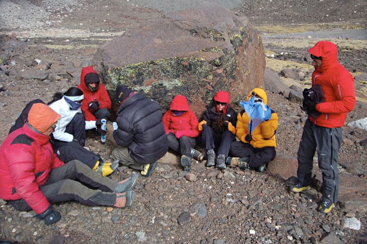 Colocando los sue&ntilde;os de los ni&ntilde;os en el Nevado de Cachi, Salta. Expedici&oacute;n Bicentenario. Foto: Christian Vitry