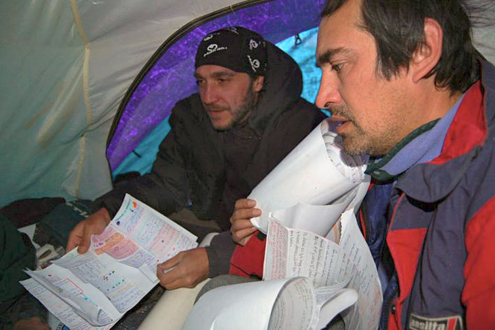 Los Jefes de expedici&oacute;n, Christian Vitry y Emilio Gonz&aacute;lez Turu, preparando los sue&ntilde;os en los tubos para depositarlos en la cima del Nevado de Cachi, Salta. Foto: Christian Vitry