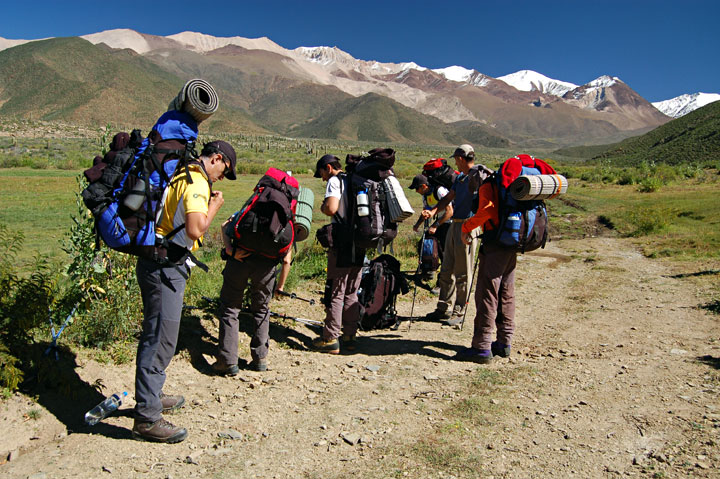 Expedicionarios iniciando la aproximaci&oacute;n al Nevado de Cachi, Salta. Foto: Christian Vitry