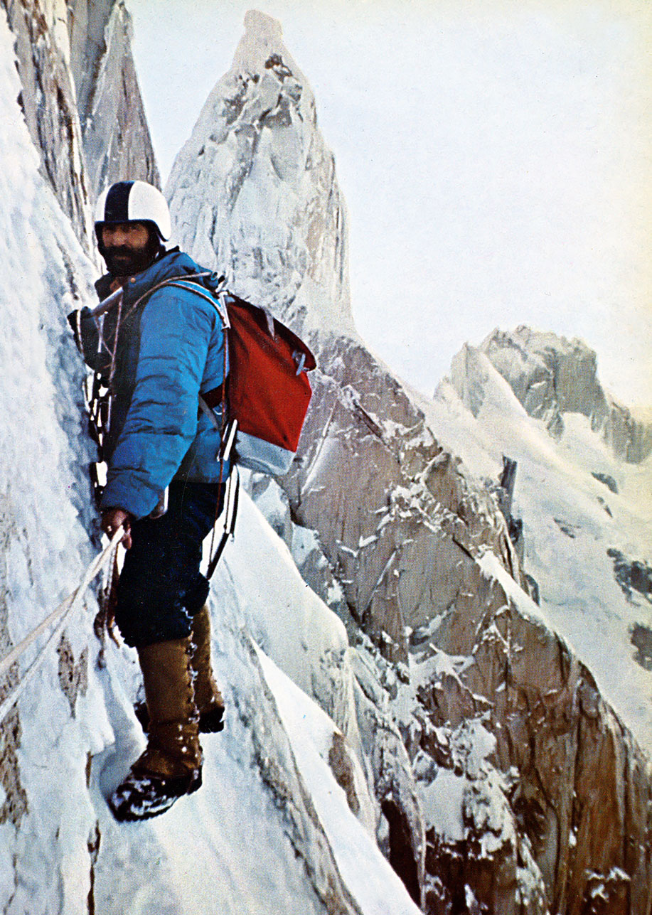 Carlo Claus trepando con la dificultad del cotidiano mal tiempo patagonico. Cerro Torre, Via del Compresor. Foto: Cesare Maestri y Carlo Claus