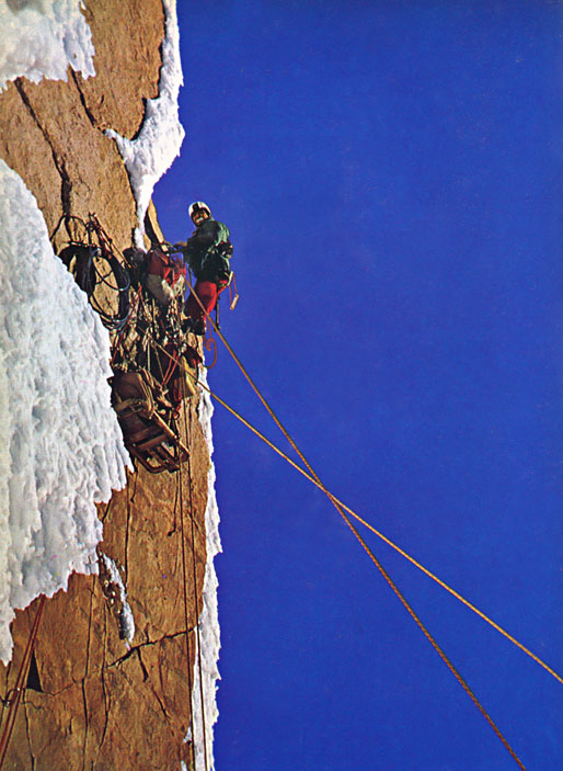 Centimetro a centimetro se va progresando por la dificil pared del cerro Torre. Foto: Cesare Maestri y Carlo Claus