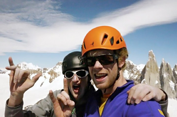 Jason Kruk y Hayden Kennedy en la cima de la Saint Exupery, detrás el Cerro Torre. Foto: La Cachaña