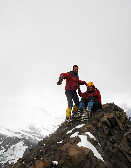 Fernando Arnaudi (izq) y Ariel Di Carlantonio en la cumbre del Cerro Ameghino, detrás entre nubes el Glaciar de los Polacos en el Aconcagua. Foto: Ariel Di Carlantonio. Aconcagua, Mendoza