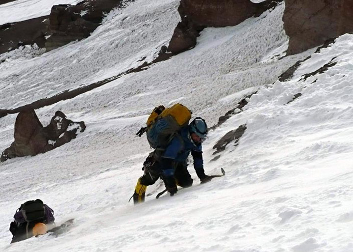 Arnaudi en el primer nevé de la Ruta Argentina en el Glaciar de los Ingleses o Glaciar Este del Aconcagua. Aconcagua, Mendoza