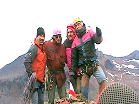 Los cuatro integrantes de la expedición en la cima del monte, tras conquistar la cumbre nordeste del mismo. Monte Zeballos, Santa Cruz