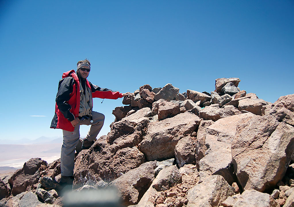 Cumbre del volcán Azufre (5.825 m) se observa la plataforma ceremonial arqueológica de la cima. Foto: Christian Vitry