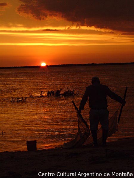 Pescador con sus redes al costado del Paraná