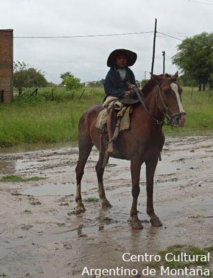 Niño a la salida de la escuela luego de la lluvia