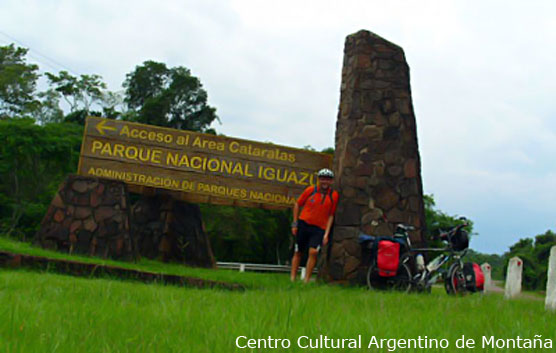 Luis Cribellati en la puerta del Parque Nacional Iguazú 