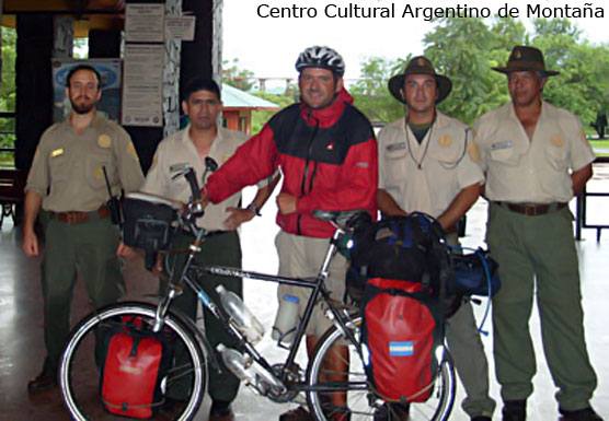 Luis Cribellati con los guardaparques del Parque Nacional Iguazú