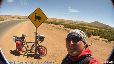 Luis Cribellati, camino a Abra Pampa desde Humahuaca.