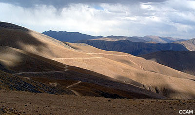 La serpenteante y aparentemente interminable carretera de ripio, no me daba descanso a alturas que rondaban los 4300 y 4500 msnm.