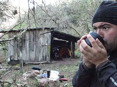 Campamento en una Cabaña abandonada a la salida del PN Calilegua mientras desayuno una chocolatada con avena caliente.