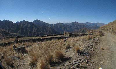 Paisaje ascendiendo a Santa Ana en donde se ve parte del camino Inca.