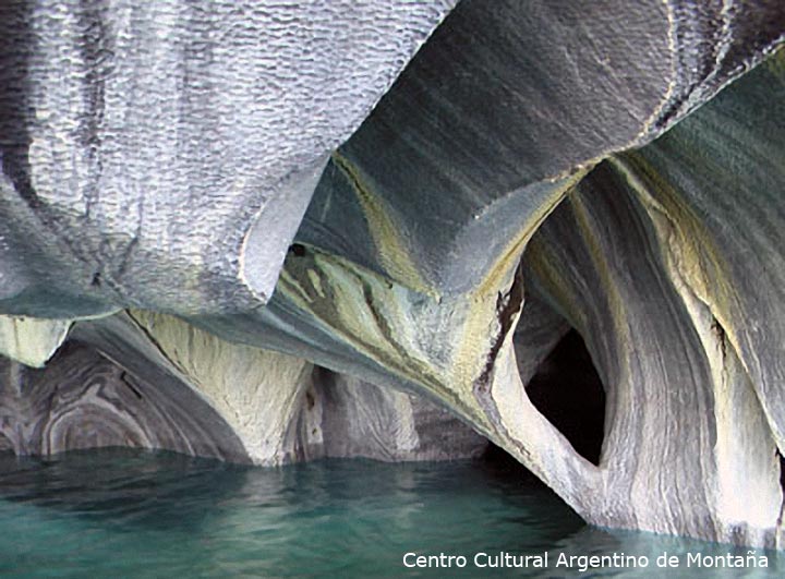 Fuimos a navegar por el lago General Carreras, en las proximidades de Puerto Tranquilo, llegando a unas impactantes cavernas de Mármol que fueron talladas muy despacio por las olas del lago durante millares de años, Santa Cruz, Patagonia