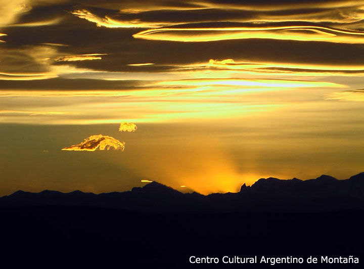 Atardecer sobre la Cordillera de los Andes visto desde la ruta 40 en Bajo Caracoles, Santa Cruz, Patagonia