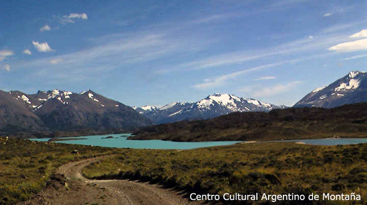 Lago Belgrano el cual es bicolor debido a los diferentes orígenes de sus afluentes y sus diferentes profundidades en sus dos brazos. Estos brazos rodean la Península homónima al lago, pero una estrechura evita que se mezclen demasiado las aguas de sus dos brazos. Siendo el brazo a la izquierda mas profundo y sus afluentes de origen de deshielo, lo que le da un color lechoso, y el de la derecha menos profundo y sus afluente de origen de manantial, lo que le da un color mas azulado. Este particular lago se emplaza en el interior del Parque Nacional Perito Moreno, Santa Cruz, Patagonia