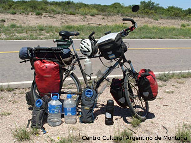 Bicicleta equipada junto con los bidones y envases para el transporte de agua