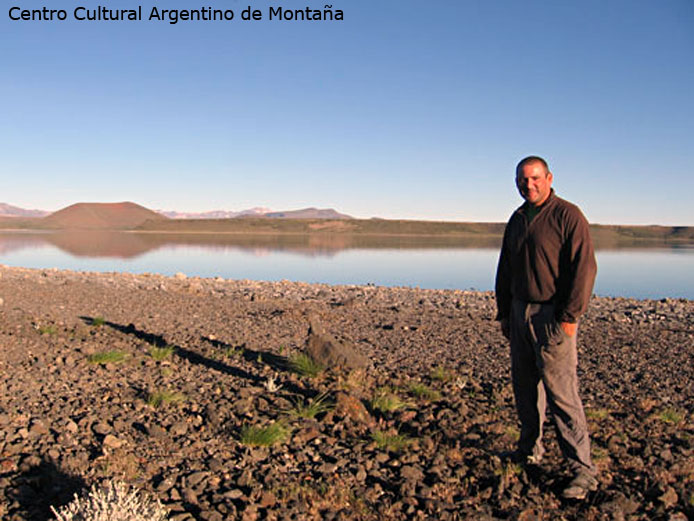 Luis Cribellati y de fondo paisaje Patagónico 