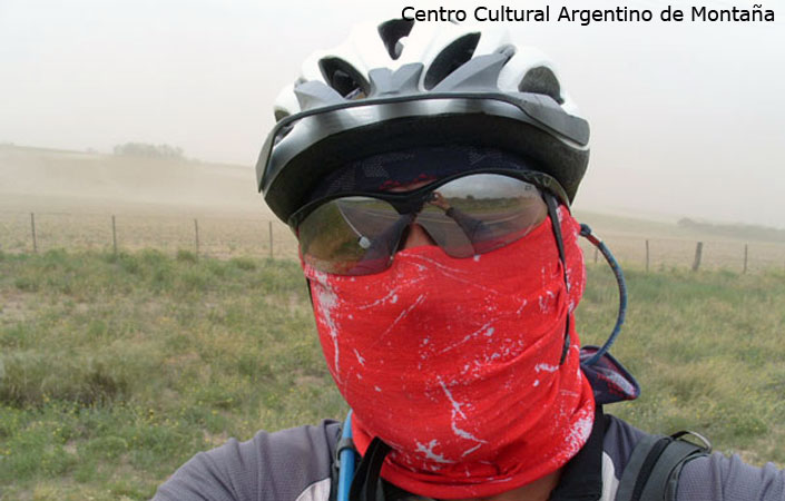 Luis Cribellati durante el camino con viento y protegido de la arena 