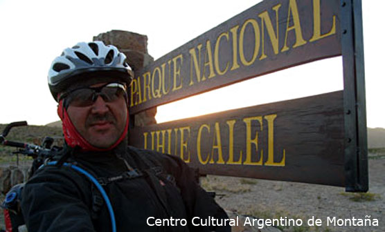 Luis Cribellati en la puerta del Parque Nacional Lihuel Calel 