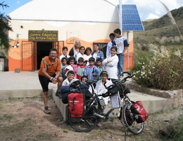 Luis Cribellati con alumnos y maestra de la escuela Ing. Arturo Pagliari en Puesto Pedernera, Pampa de Achala.