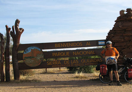 Luis Cribellati en la entrada del Parque Nacional Sierra de las Quijadas, San Luis, Argentina.