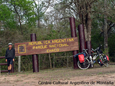 Luis Cribellati en la entrada del Parque Nacional Chaco, Argentina