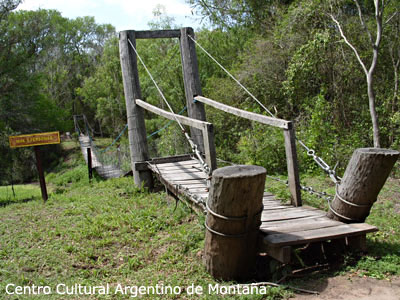 Puente colgante que cruza el Río Negro 