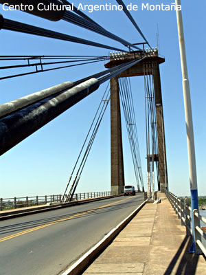 Puente que cruza el Río Paraná hasta la ciudad de Corrientes