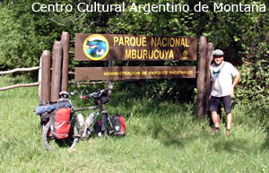 Luis Cribellati en la entrada del Parque Nacional Mburucuya