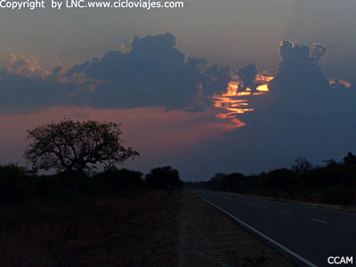 Atardecer de un día Caluroso en la RN81, Formosa