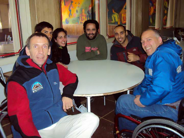 Luis Carabelli junto al grupo de docentes en el primer día del Curso de Escalada en Roca para Personas con Capacidades Diferentes. Foto: Luis Carabelli