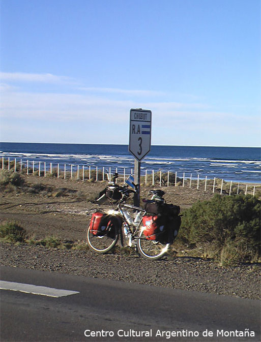 En la entrada de la Provincia de Chubut, Ruta Nacional Nro 3. Travesía en bicicleta a los Parques Nacionales