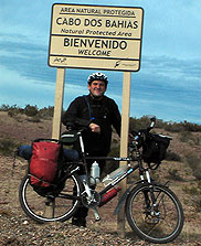 Luis Cribellati en el Área Natural Protegida Cabo Dos Bahias, Chubut. Travesía en bicicleta a los Parques Nacionales