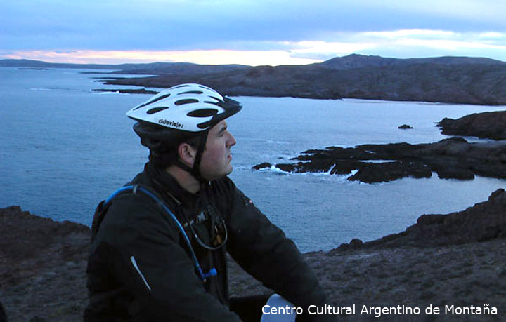 Luis Cribellati en Cabo Dos Bahias, Chubut. Travesía en bicicleta a los Parques Nacionales