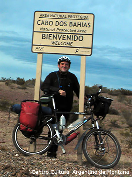 Luis Cribellati en el Área Natural Protegida Cabo Dos Bahias, Chubut. Travesía en bicicleta a los Parques Nacionales