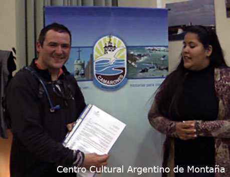 Luis Cribellati y la coordinadora de turismo de Costa Camarones, Chubut. Travesía en bicicleta a los Parques Nacionales