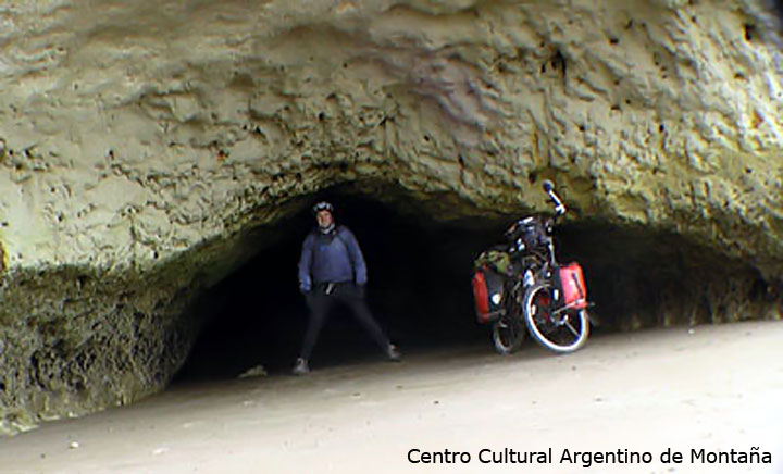 En unas cavernas cerca del Doradillo, Chubut