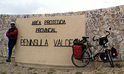 Luis Cribellati en el Área Protegida Provincial de la Península de Valdez, Chubut. Travesía en bicicleta a los Parques Nacionales