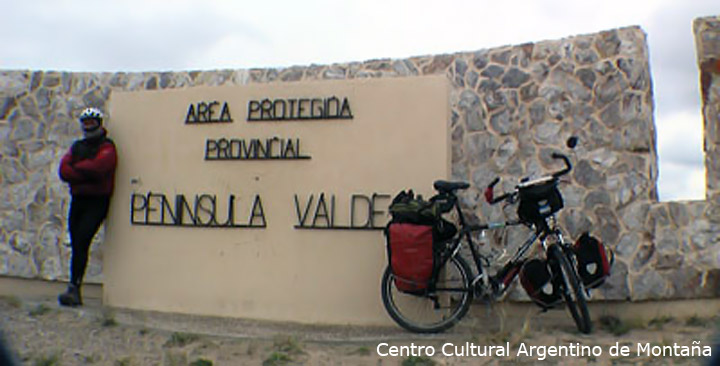 Luis Cribellati en la entrada del Área Protegida Provincial en la Península de Vladez, Chubut