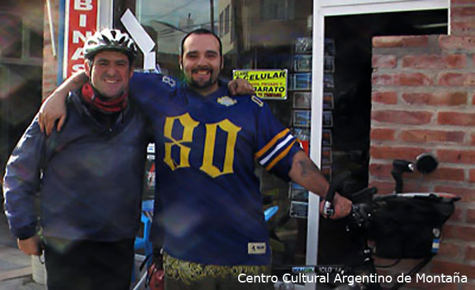 Con Jorje Rey Grange un conocido cicloviajero argentino que realizo grandes viajes a principio de esta década. Al cual me lo encontré ya 2 veces en lo que va del viaje, la primera en Esquel, y ahora en Puerto Madrin, Chubut