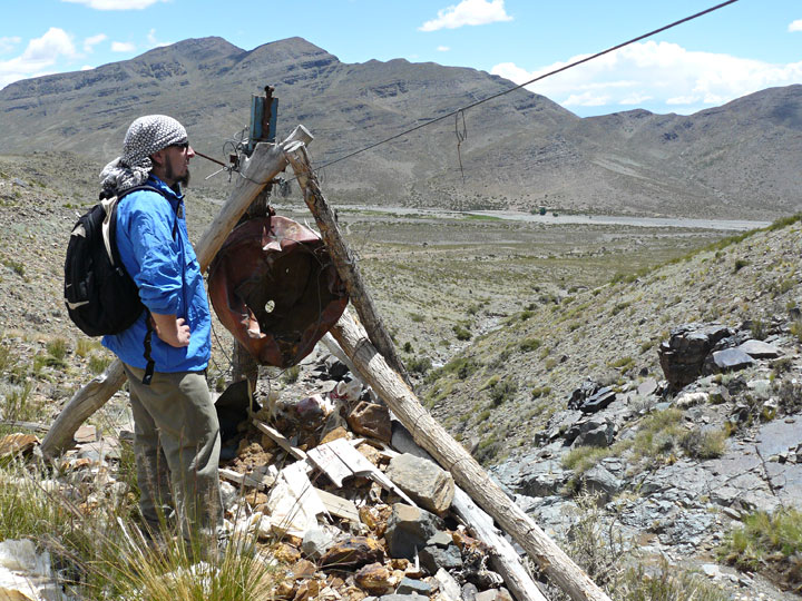 En una mina abandonada, el interesante sistema para bajar las bolsas de mineral.