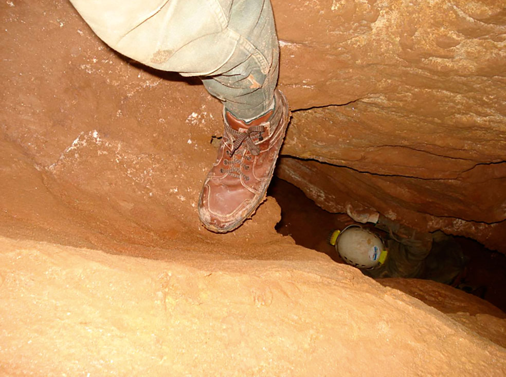 Aún contínua el descenso por caverna. Caverna del Sauce, La Falda, Córdoba. Foto: Luis Carabelli