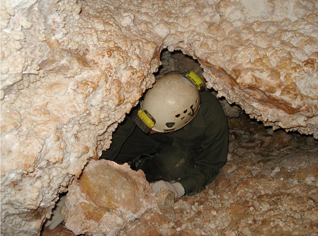 Saliendo de un lugar peligroso. Caverna del Sauce, La Falda, Córdoba. Foto: Luis Carabelli
