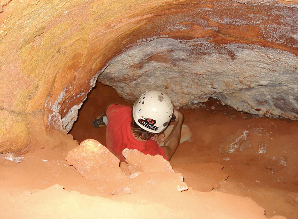 Nuestra postura dentro de la caverna. Caverna del Sauce, La Falda, Córdoba. Foto: Luis Carabelli
