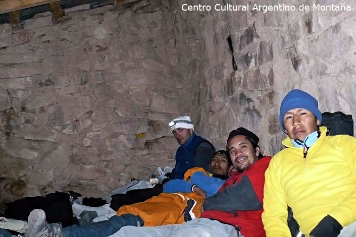 Descanso en refugio Jefatura de los Diablos a 4.920 mts. Foto: César Wayar